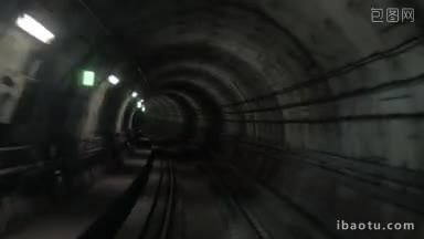 一辆地铁列车在黑暗的隧道中移动，并在车站停靠的时间间隔镜头
